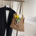 Handgewebte Stroh-Tragetasche in Khaki-Braun mit Lochmuster und langen Schulterriemen - Khaki Reißverschluss-Stil