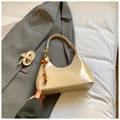 Bolso hobo blanco crema con acabado brillante y detalle de borla de cuentas de madera - Con Colgante / Caqui