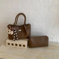 Conjunto de bolso tote y estuche marrón con textura de grano y colgante de oso - Marrón con Colgante
