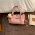 Sac seau en cuir rose à grain litchi avec fermoir argenté et breloque ours en peluche - Rose Avec Pendentif