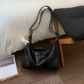 Borsa hobo a mezzaluna nera lucida in ecopelle con un simpatico ciondolo Babbo Natale - Nero Con Pendente