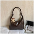 Bolso hobo marrón oscuro en forma de medialuna con nudos y colgante de oso - Café con Colgante