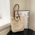 Beigefarbene durchbrochene Strohtasche mit braunen Lederriemen und Metallnieten - Reißverschluss-Stil / Weiß