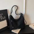 Schwarze Retro Hobo-Schultertasche mit großer Kapazität, Matt-Textur und Quasten - Klein / Schwarz