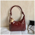 Bolso de hombro vintage burdeos con correa anudada y un lindo colgante de osito - Rojo Vino Con Colgante
