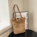 Handgefertigte Häkel-Strohtasche in Beige mit braunen Ledergriffen und Wellenrand - Reißverschluss-Stil / Khaki