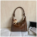 Bolso hobo marrón de cuero sintético brillante con un colgante de osito y lazo de lunares - Marrón con colgante