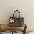Sac seau gris éléphant rétro en cuir grainé avec charmant pendentif chien - Gris Avec Pendentif