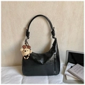 Bolso hobo negro brillante con asa de nudo y un adorable colgante de oso de peluche - Negro con colgante