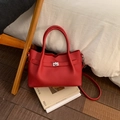 Sac seau rouge en cuir grainé avec boucle argentée et bandoulière amovible - Rouge (Sans Pendentif)