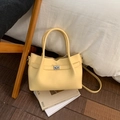 Sac seau en cuir litchi jaune clair avec fermoir rotatif argenté et fine bandoulière - Jaune sans pendentif
