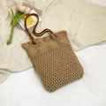 Handgewebte khakifarbene Stroh-Tote-Bag mit braunen Ledergriffen und Metallnieten - Magnetverschluss / Khaki