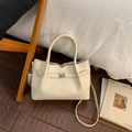 Sac seau en cuir grainé blanc crème avec fermoir rotatif argenté et bandoulière - Blanc Sans Pendentif