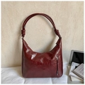 Borsa a spalla a mezzaluna in pelle cerata bordeaux con dettagli a nodo e zip d'argento - Rosso Vino Senza Pendente