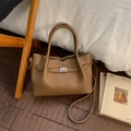 Sac seau en cuir marron grainé avec fermoir rotatif argenté et bandoulière réglable - Brun Sans Pendentif