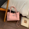 Sac fourre-tout rose en cuir grainé avec fermoir rotatif argenté et bandoulière amovible - Rose Sans Pendentif