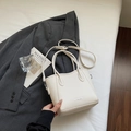 Sac seau blanc à motif litchi avec doubles poignées et bandoulière réglable - Sans Pendentif / Blanc Cassé