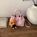 Borsa a secchiello in tessuto rosa con ciondolo a cucciolo di peluche e manici - Rosa con ciondolo