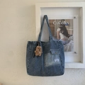 Blauw verticaal gestreepte denim shopper met een beer-sleutelhanger en voorvak - Blauw met Hanger