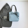 Hellblaue Jeans-Einkaufstasche mit schwarzer Schleife und kleiner Tasche für die Arbeit - Hellblau