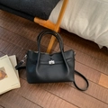 Sac seau chic en cuir grainé noir avec fermoir tournant argenté et deux poignées - Noir sans Pendentif
