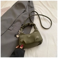 Sac bandoulière vert olive avec poignée plissée et décoration étoile en métal - Vert avec Pendentif