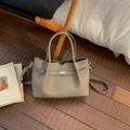 Sac seau en cuir grainé taupe avec fermoir tournant argenté et doubles poignées - Gris Sans Pendentif