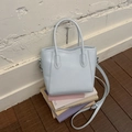 Sac seau bleu glacier élégant avec finitions argentées sur des magazines - Bleu Sans Pendentif
