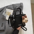 Schicke schwarze Eimer-Tasche aus Leder mit Plüschbär-Anhänger und Schultergurt - Schwarz mit Anhänger