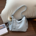 Dettaglio della borsa hobo in similpelle azzurra con finiture argento e ciondolo di peluche - Blu con Pendente