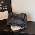Μεγάλη γκρι πάνινη τσάντα tote με σχέδιο tie-dye και λουράκι ώμου με μεταλλική αλυσίδα - Μαύρο