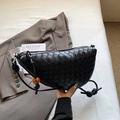 Schwarze geflochtene Hobo-Tasche mit Bernsteinperle und geknoteten Riemendetails - Schwarz