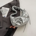 Silberne Falten-Handtasche mit Schleifen-Detail und gerafftem Griff im modernen Y2K-Stil - Silber