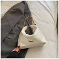Schicke cremeweiße halbmondförmige Handtasche mit Strukturleder und goldener Kette - Gebrochenes Weiß
