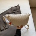 Beige geflochtene Halbmond-Tasche mit geknotetem Gurt und bernsteinfarbener Perle - Cremeweiß
