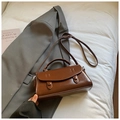 Vintage braune Handtasche aus glänzendem Leder mit verstellbarem Schultergurt für Damen - Braun