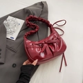 Dunkelrote Falten-Schultertasche mit Schleife und eleganten Quastendetails - Rot