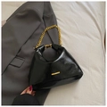 Minimalistische schwarze Lackleder-Halbmondtasche mit klobiger goldener Kette - Schwarz