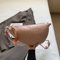 Geflochtene Halbmond Schultertasche aus beigem Kunstleder mit Perlenknoten Gurt Detail - Rosa