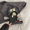 Borsa quadrata nera alla moda con trama marmorizzata, manico intrecciato e orsetto - Nero
