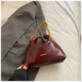 Elegante tief burgunderrote Kettenhandtasche aus glänzendem Kunstleder mit Goldakzenten - Burgunderrot
