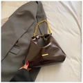 Modische dunkelbraune Hobo-Handtasche mit Glanz-Finish und klobiger goldener Kette - Braun