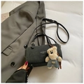 Borsa a cilindro in pelle nera testurizzata con ciondolo a forma di orso - Nero con ciondolo