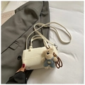 Elegante borsa a cilindro beige in pelle con ciondolo a orsetto e tracolla rimovibile - Beige Con Ciondolo