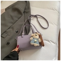 Borsa a cilindro viola in pelle con ciondolo a forma di orsetto e tracolla moda - Viola Con Ciondolo