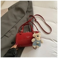 Borsa a tracolla cilindrica rossa con tracolla regolabile e ciondolo a forma di orso - Rosso con Pendente