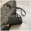 Borsa Boston minimalista in pelle nera opaca con manici e tracolla regolabile - Nero senza Ciondolo
