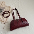 Bolso bandolera cuadrado burdeos retro con acabado de piel brillante y correas largas - Rojo