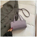 Borsa a cilindro lilla in pelle opaca con logo argento e tracolla regolabile - Viola Senza Ciondolo