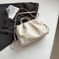 Schicke beige Umhängetasche aus Leder mit Falten-Design und Kordelzug-Details - Gebrochenes Weiß